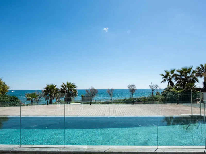 **Luxury Beachfront Apartment in Estepona**