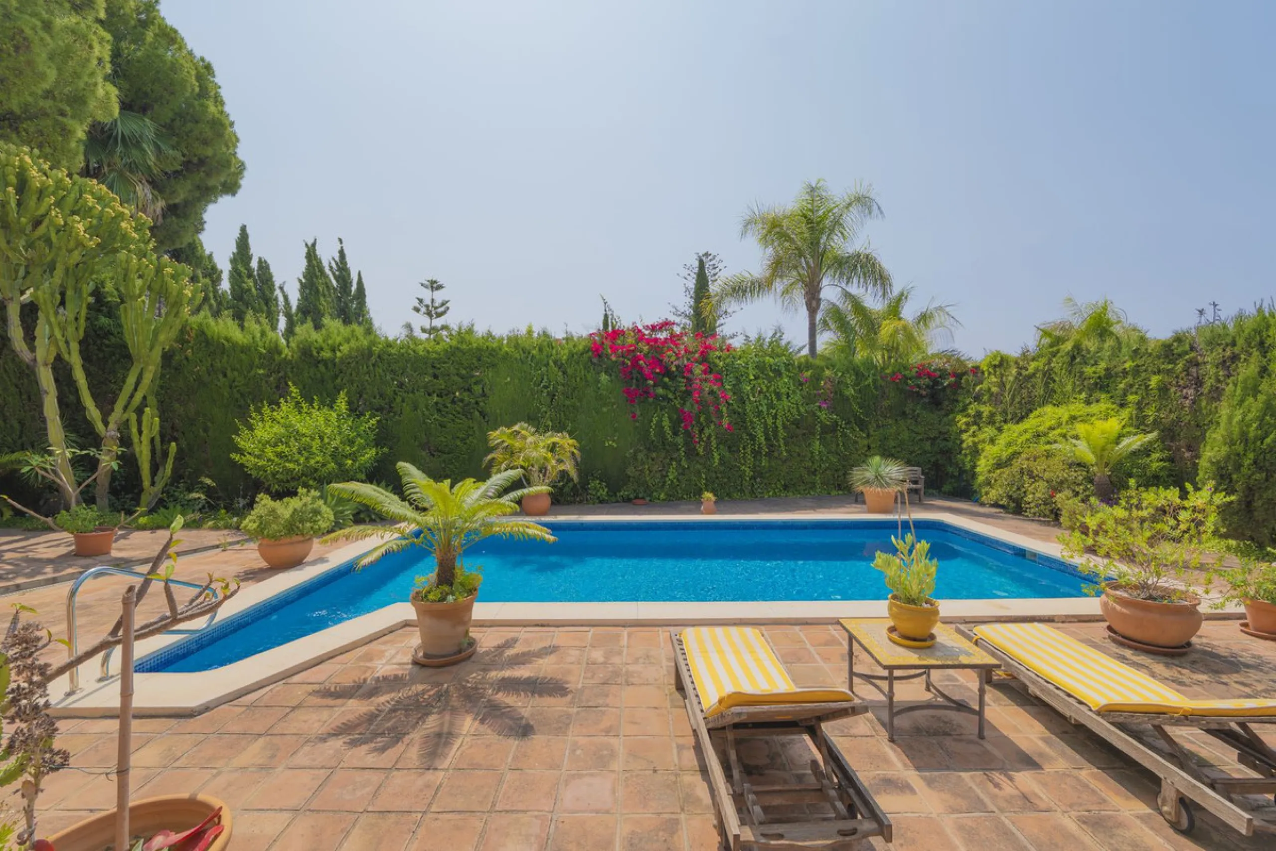 House - Detached Villa в продаже в Marbella, Málaga. В доме 3 спален и 2 ванных комнат. Площадь дома 233 м². Площадь участка 800 м²
