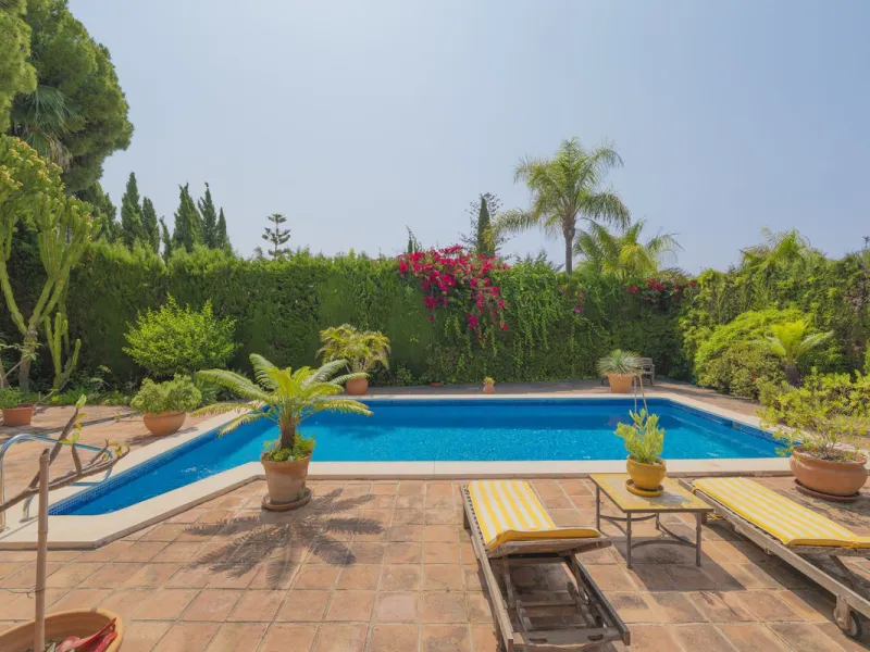 Detached Villa at the renowned and consolidated residential area of El Mirador de Marbella. A house designed for relax and enjoyment, near schools, supermarkets and just a stone's throw away from the A7. With the enchanting Andalusian scent, and a 800sqm 