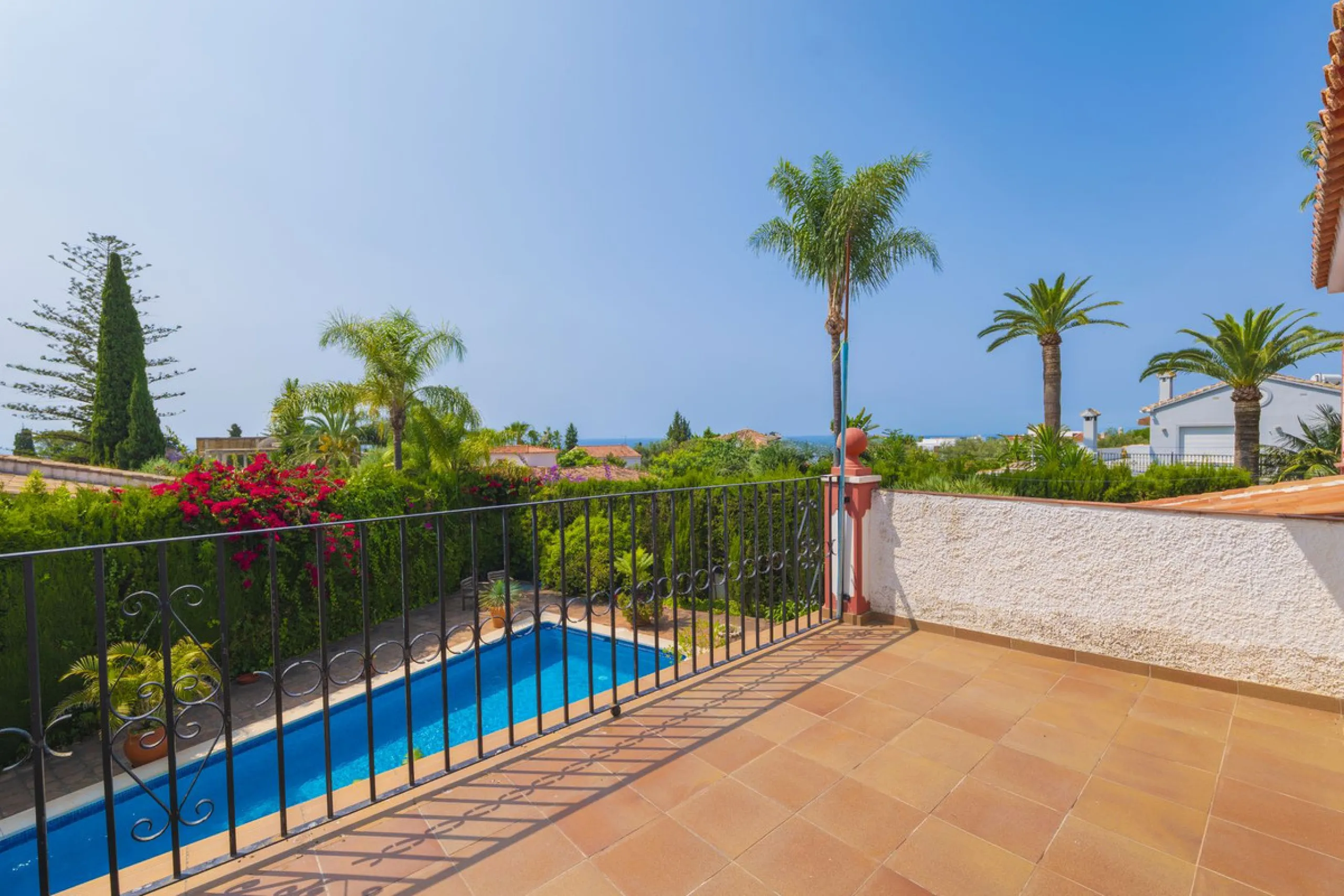 House - Detached Villa в продаже в Marbella, Málaga. В доме 3 спален и 2 ванных комнат. Площадь дома 233 м². Площадь участка 800 м²