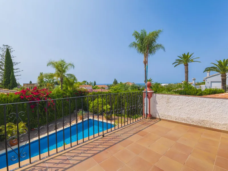 House - Detached Villa в продаже в Marbella, Málaga. В доме 3 спален и 2 ванных комнат. Площадь дома 233 м². Площадь участка 800 м²