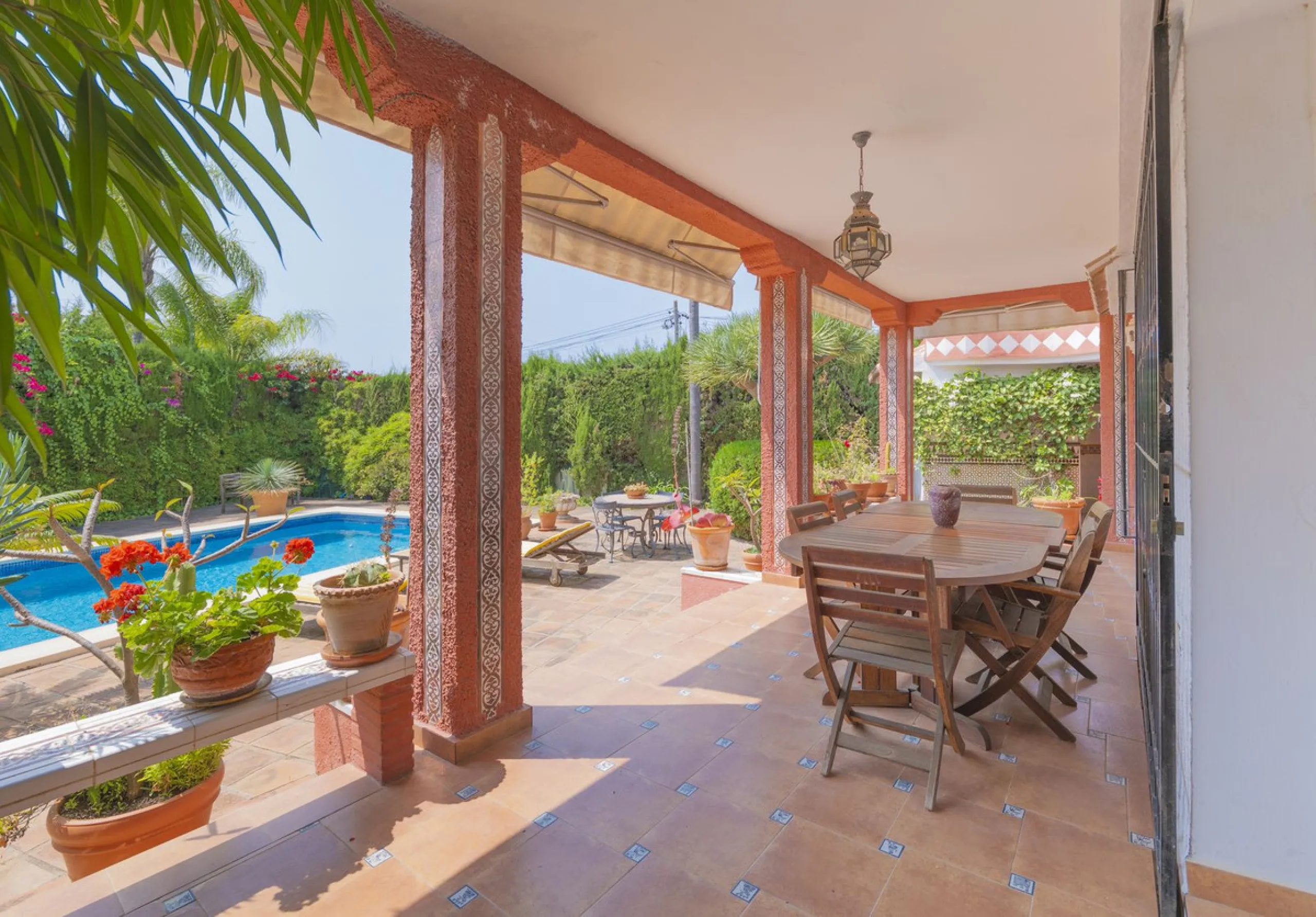 House - Detached Villa в продаже в Marbella, Málaga. В доме 3 спален и 2 ванных комнат. Площадь дома 233 м². Площадь участка 800 м²