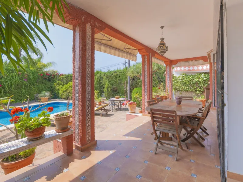 House - Detached Villa в продаже в Marbella, Málaga. В доме 3 спален и 2 ванных комнат. Площадь дома 233 м². Площадь участка 800 м²