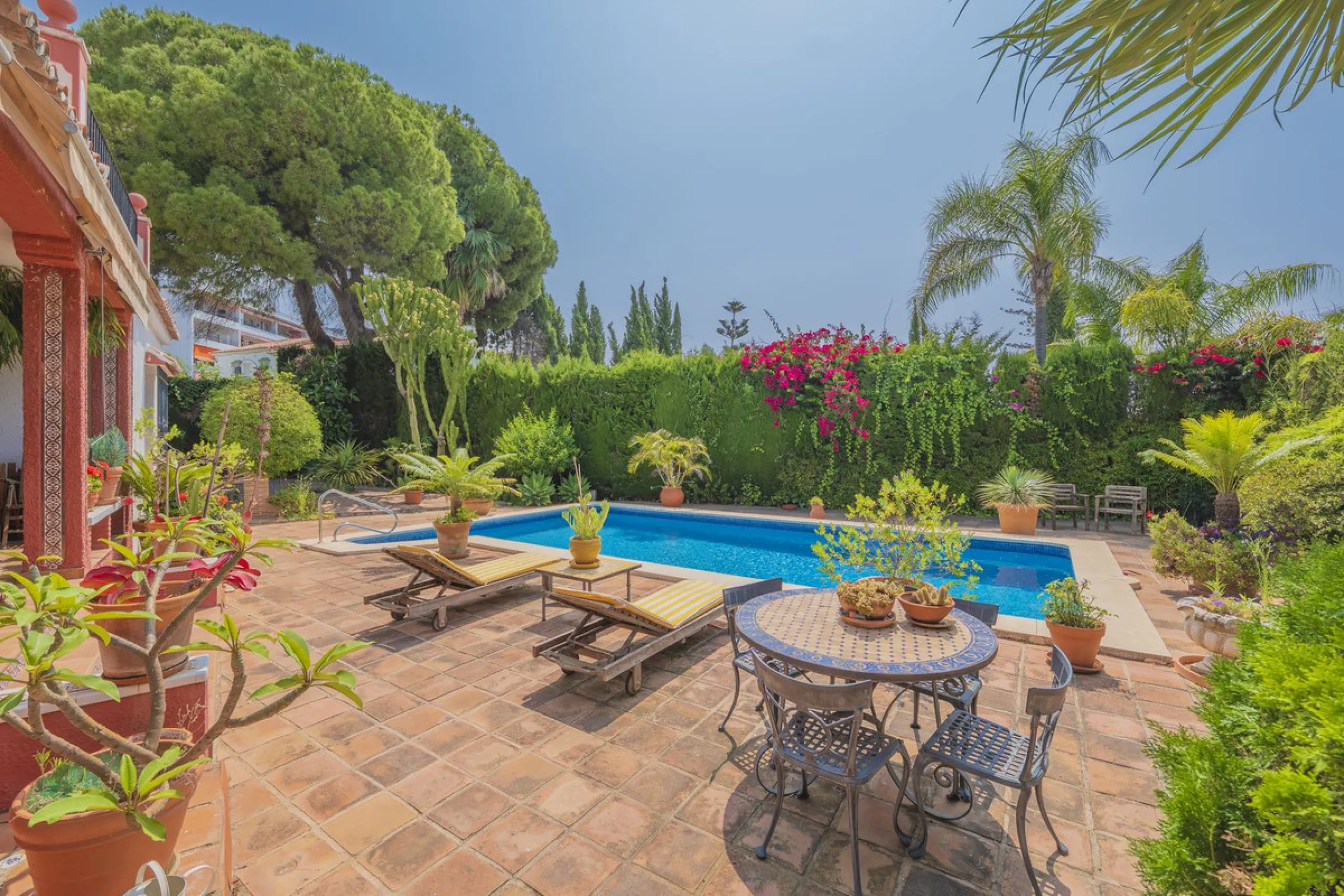 House - Detached Villa в продаже в Marbella, Málaga. В доме 3 спален и 2 ванных комнат. Площадь дома 233 м². Площадь участка 800 м²
