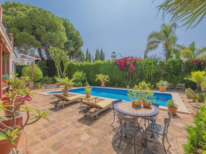 House - Detached Villa в продаже в Marbella, Málaga. В доме 3 спален и 2 ванных комнат. Площадь дома 233 м². Площадь участка 800 м²