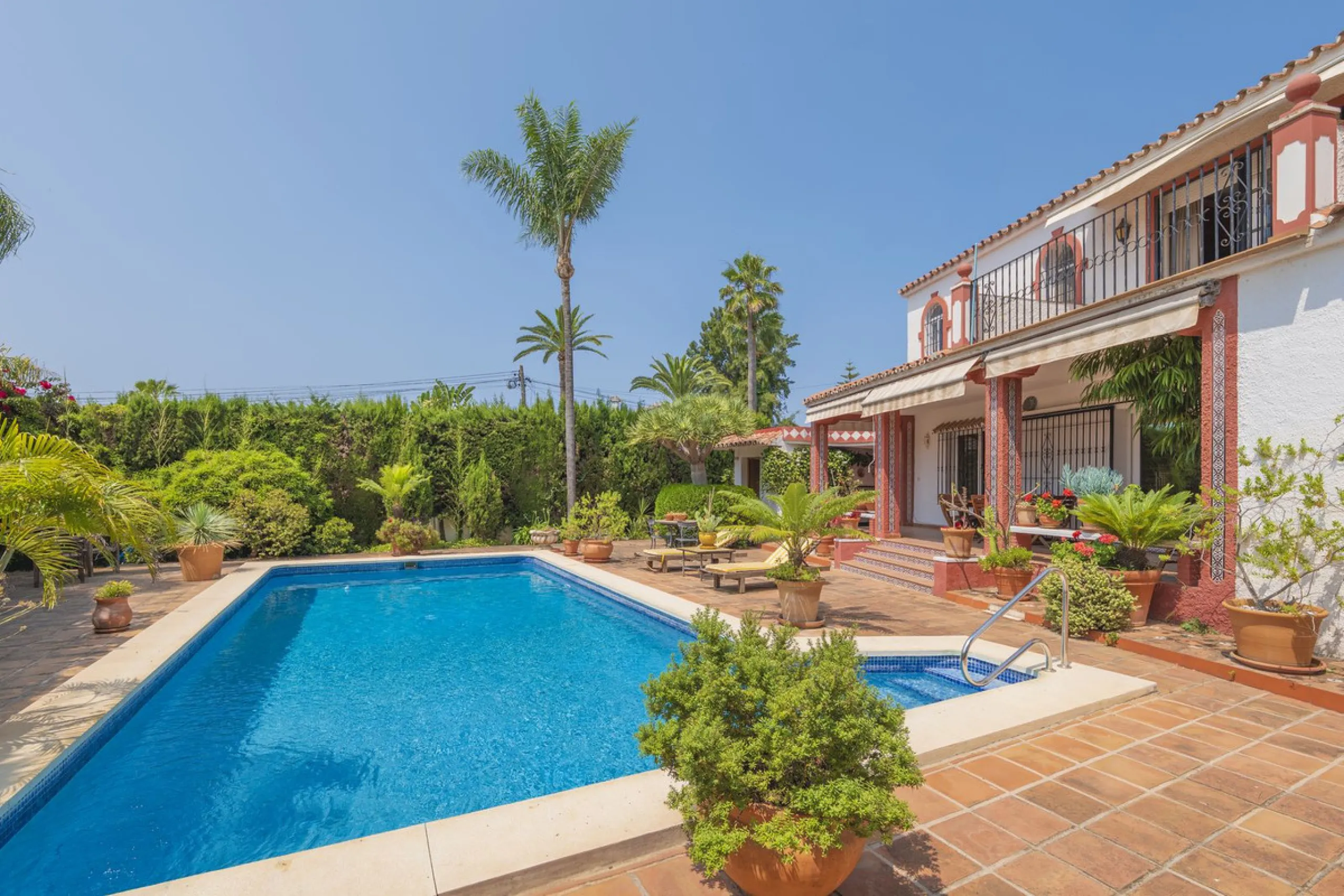 House - Detached Villa в продаже в Marbella, Málaga. В доме 3 спален и 2 ванных комнат. Площадь дома 233 м². Площадь участка 800 м²