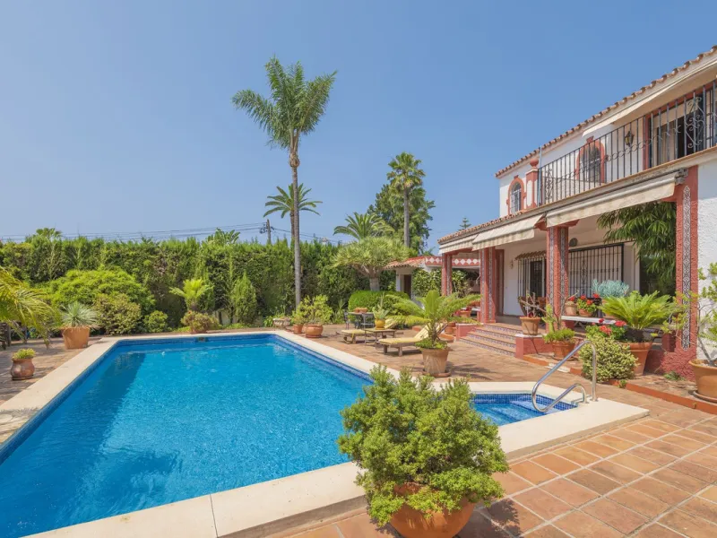 House - Detached Villa в продаже в Marbella, Málaga. В доме 3 спален и 2 ванных комнат. Площадь дома 233 м². Площадь участка 800 м²