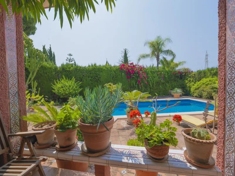 House - Detached Villa в продаже в Marbella, Málaga. В доме 3 спален и 2 ванных комнат. Площадь дома 233 м². Площадь участка 800 м²
