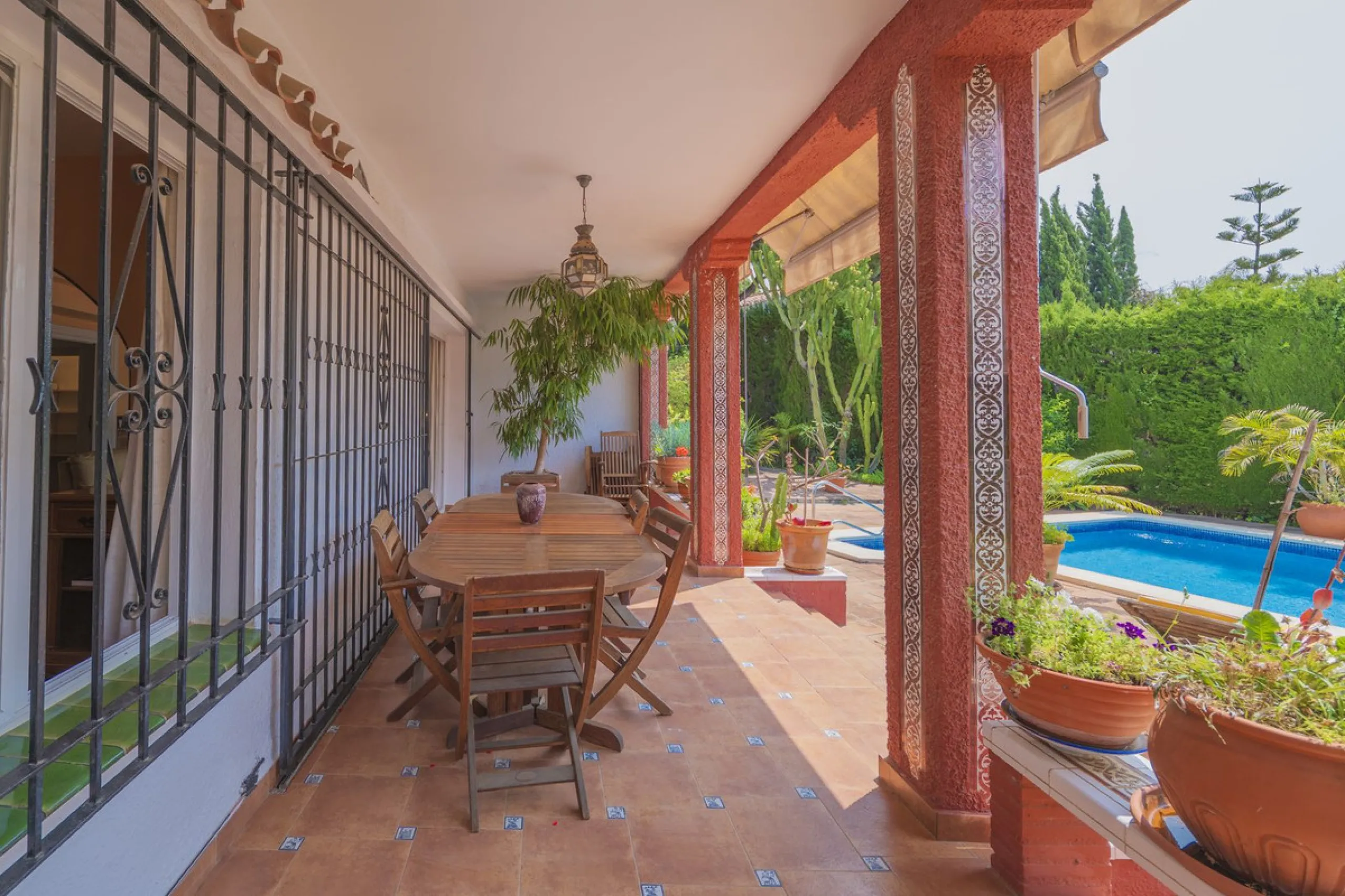 House - Detached Villa в продаже в Marbella, Málaga. В доме 3 спален и 2 ванных комнат. Площадь дома 233 м². Площадь участка 800 м²