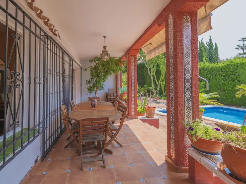 House - Detached Villa в продаже в Marbella, Málaga. В доме 3 спален и 2 ванных комнат. Площадь дома 233 м². Площадь участка 800 м²