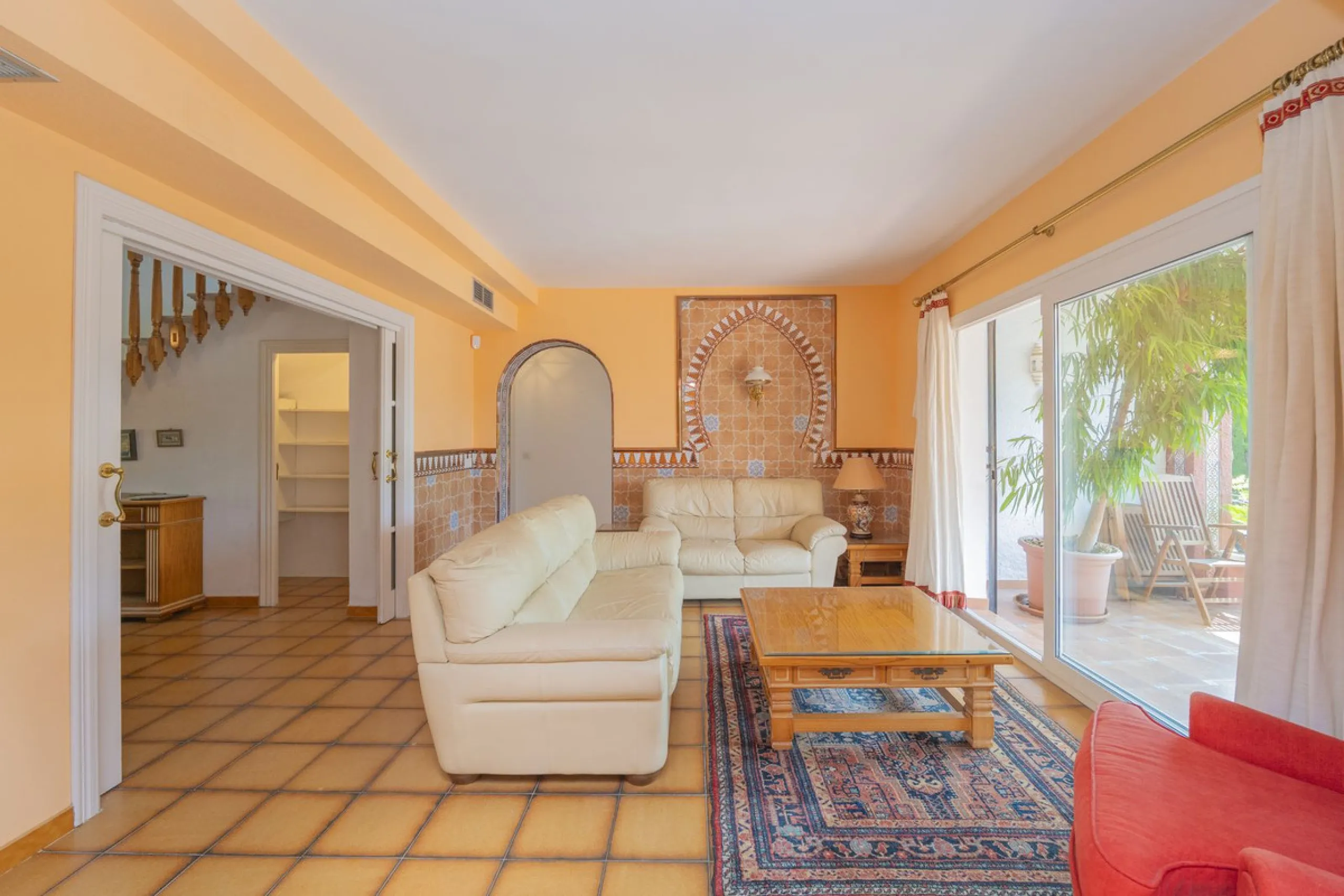 House - Detached Villa в продаже в Marbella, Málaga. В доме 3 спален и 2 ванных комнат. Площадь дома 233 м². Площадь участка 800 м²