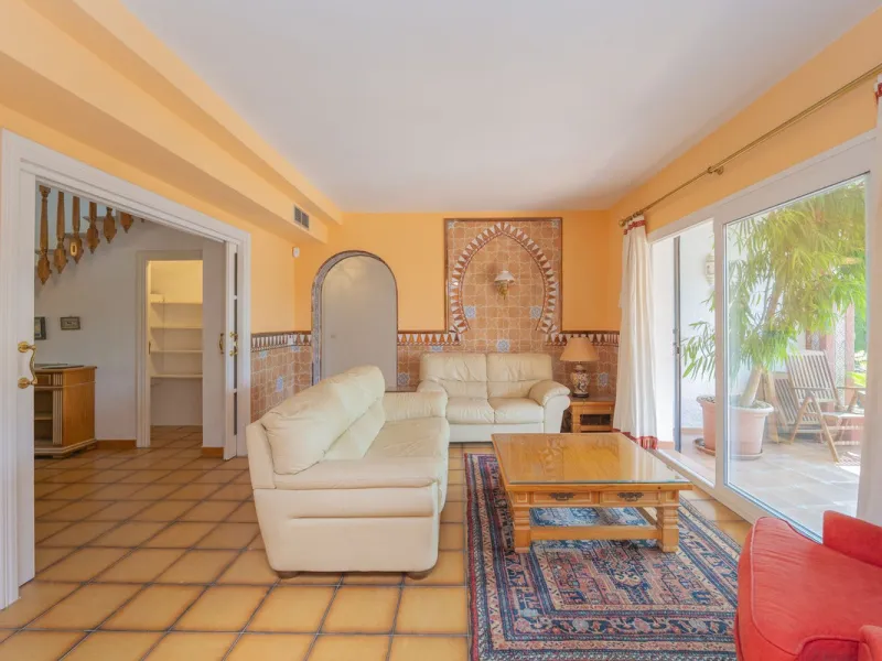 House - Detached Villa в продаже в Marbella, Málaga. В доме 3 спален и 2 ванных комнат. Площадь дома 233 м². Площадь участка 800 м²