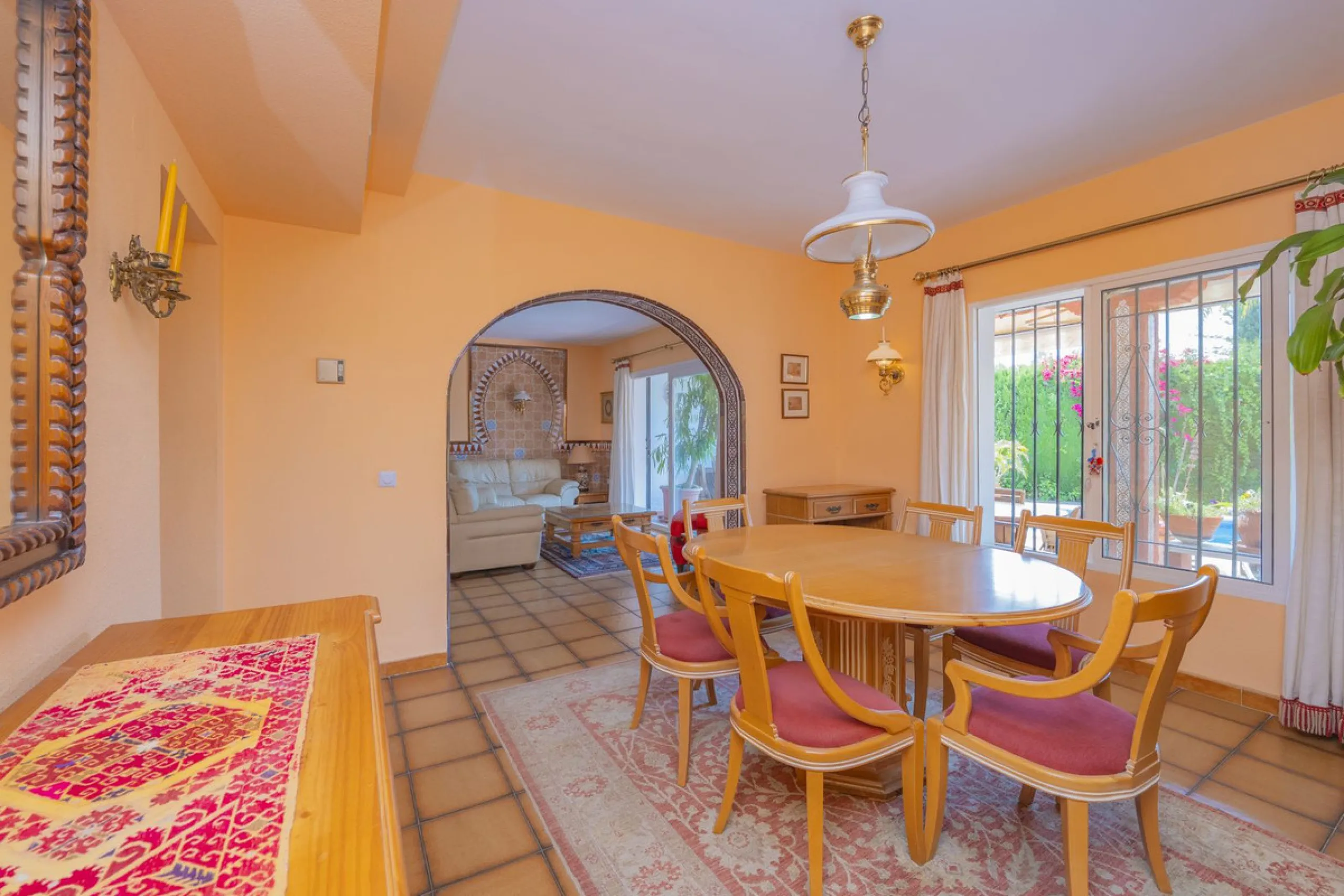 House - Detached Villa в продаже в Marbella, Málaga. В доме 3 спален и 2 ванных комнат. Площадь дома 233 м². Площадь участка 800 м²