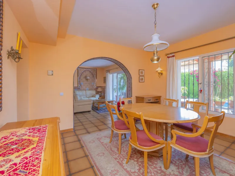 House - Detached Villa в продаже в Marbella, Málaga. В доме 3 спален и 2 ванных комнат. Площадь дома 233 м². Площадь участка 800 м²