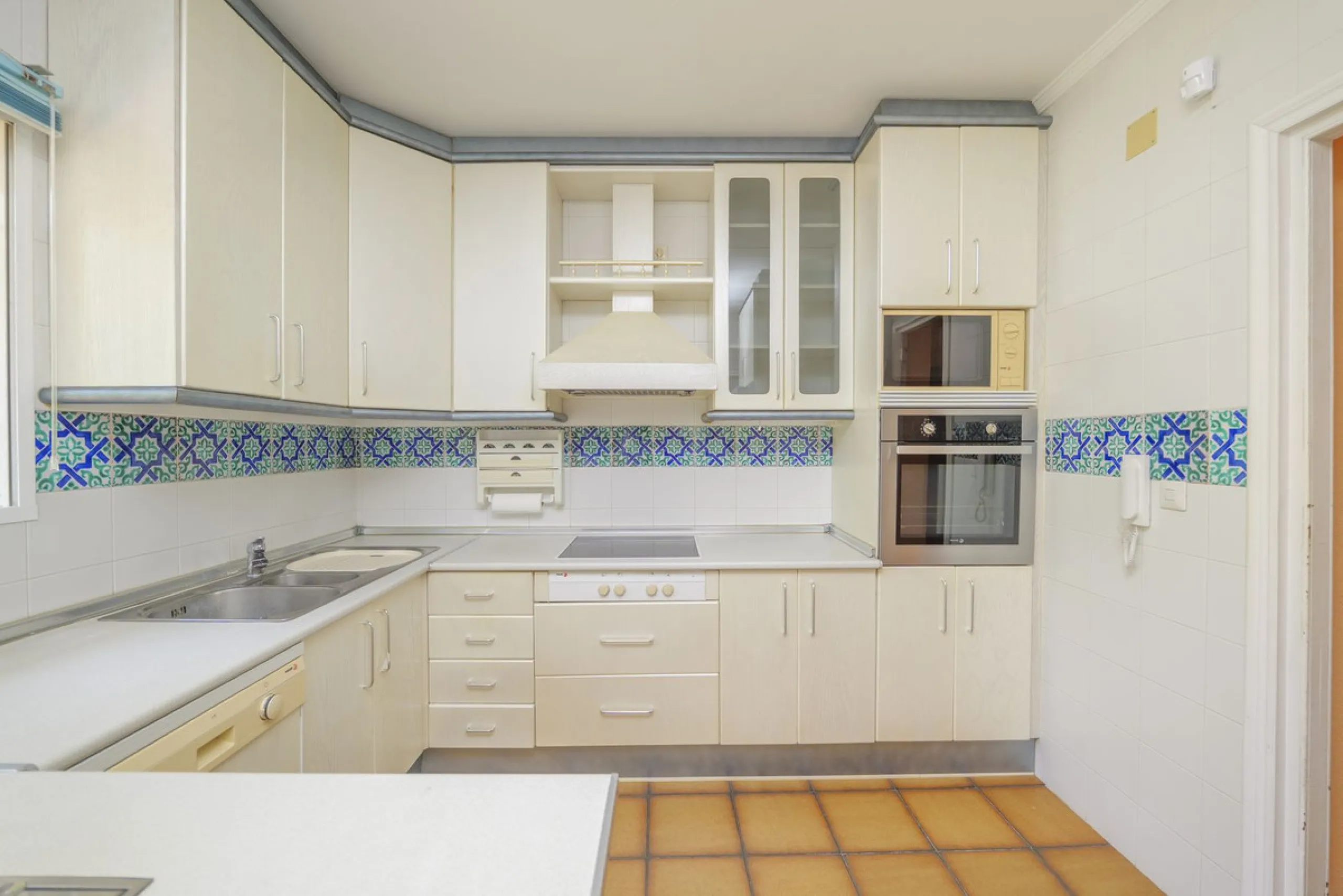 House - Detached Villa в продаже в Marbella, Málaga. В доме 3 спален и 2 ванных комнат. Площадь дома 233 м². Площадь участка 800 м²