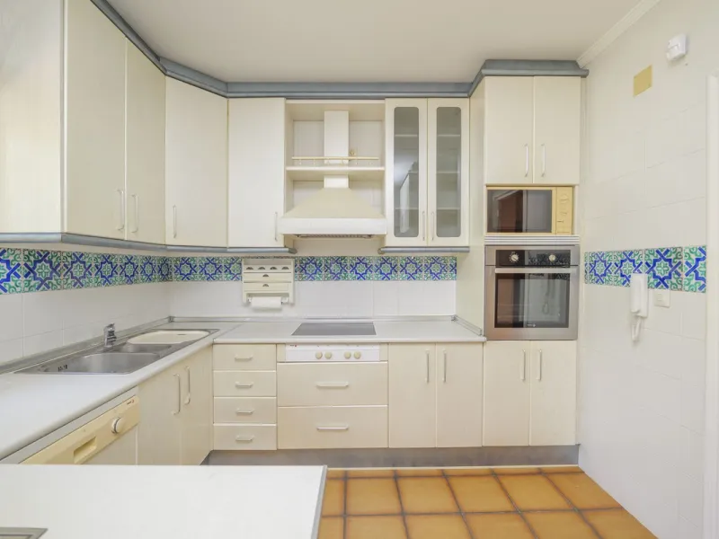 House - Detached Villa в продаже в Marbella, Málaga. В доме 3 спален и 2 ванных комнат. Площадь дома 233 м². Площадь участка 800 м²