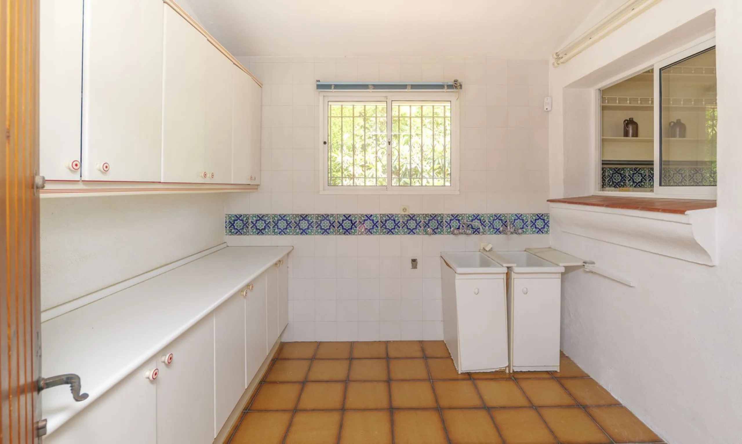 House - Detached Villa в продаже в Marbella, Málaga. В доме 3 спален и 2 ванных комнат. Площадь дома 233 м². Площадь участка 800 м²