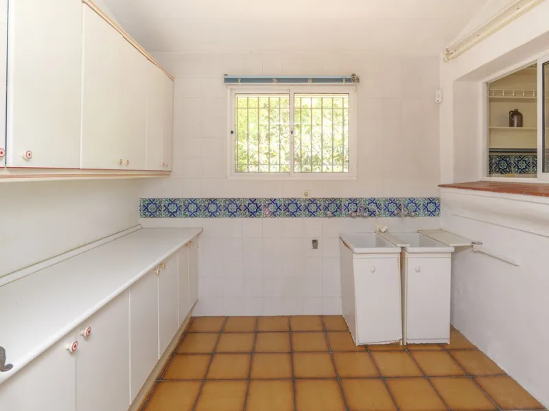 House - Detached Villa в продаже в Marbella, Málaga. В доме 3 спален и 2 ванных комнат. Площадь дома 233 м². Площадь участка 800 м²