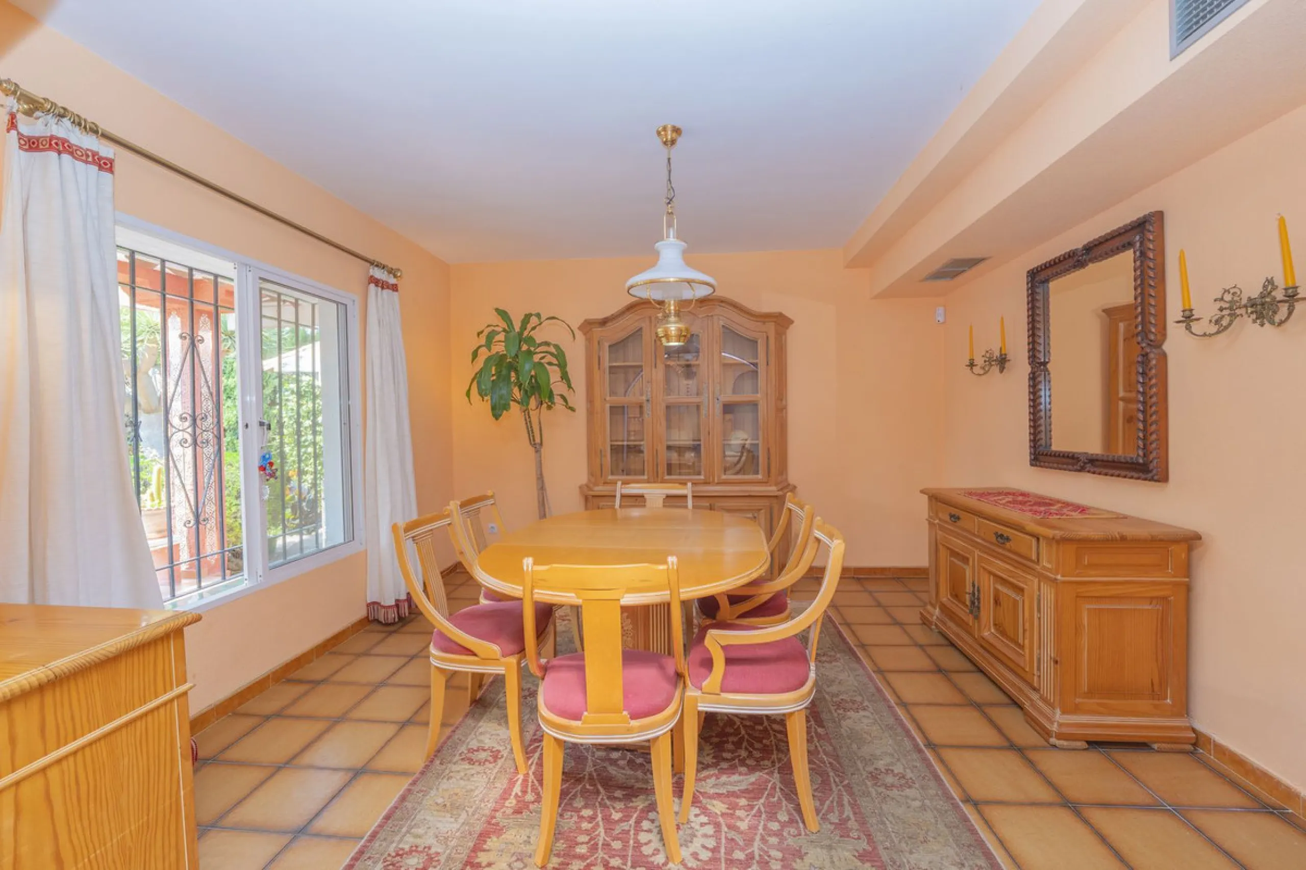House - Detached Villa в продаже в Marbella, Málaga. В доме 3 спален и 2 ванных комнат. Площадь дома 233 м². Площадь участка 800 м²