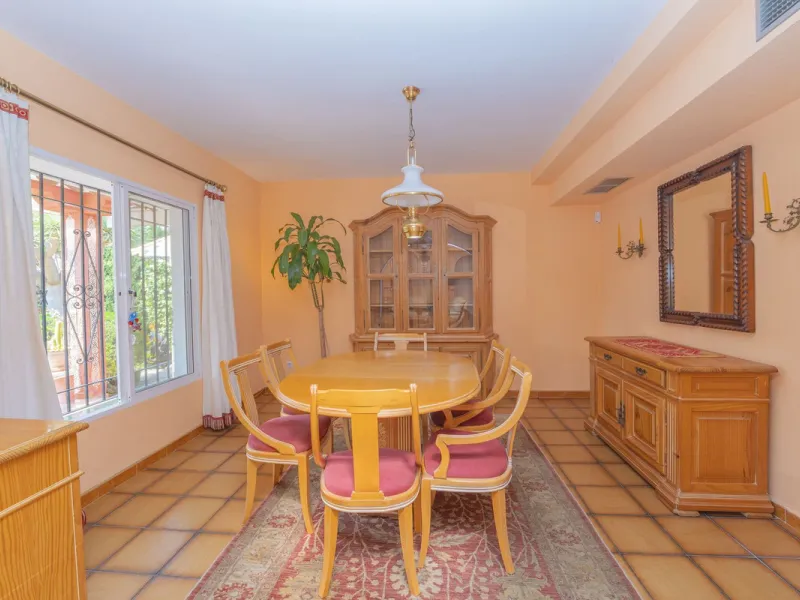 House - Detached Villa в продаже в Marbella, Málaga. В доме 3 спален и 2 ванных комнат. Площадь дома 233 м². Площадь участка 800 м²