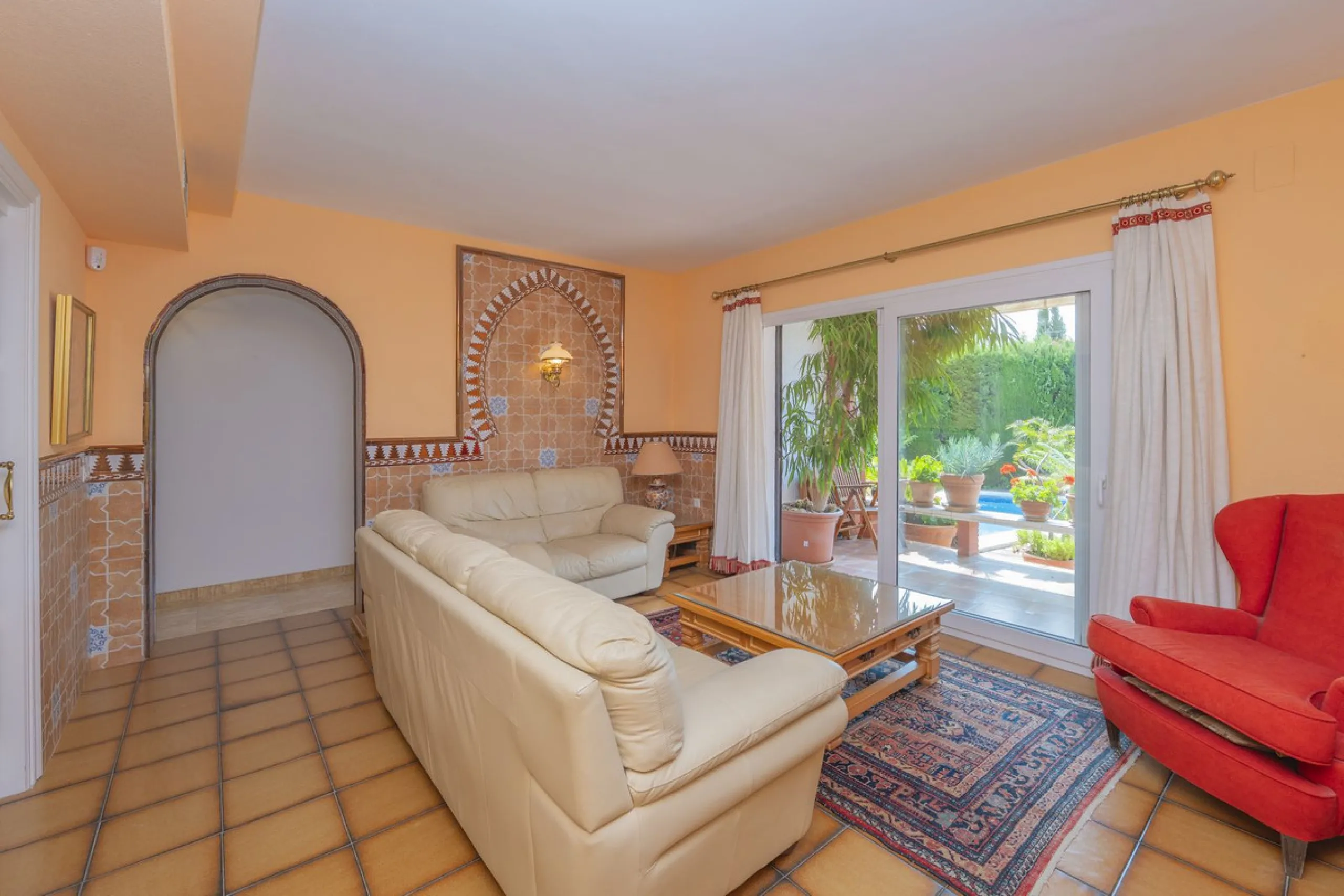House - Detached Villa в продаже в Marbella, Málaga. В доме 3 спален и 2 ванных комнат. Площадь дома 233 м². Площадь участка 800 м²