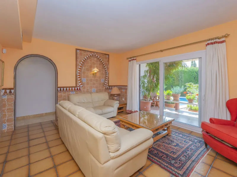 House - Detached Villa в продаже в Marbella, Málaga. В доме 3 спален и 2 ванных комнат. Площадь дома 233 м². Площадь участка 800 м²