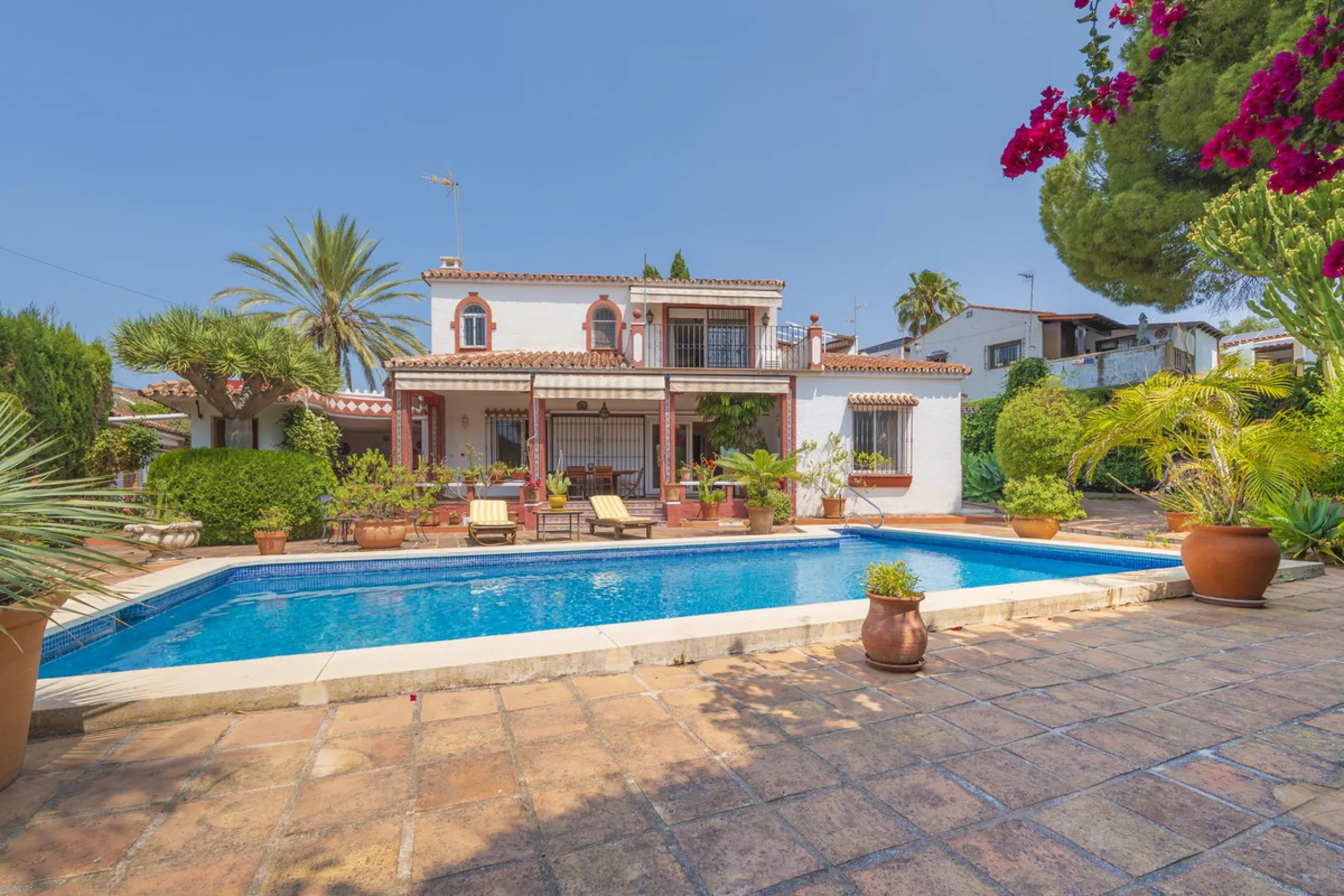 House - Detached Villa в продаже в Marbella, Málaga. В доме 3 спален и 2 ванных комнат. Площадь дома 233 м². Площадь участка 800 м²