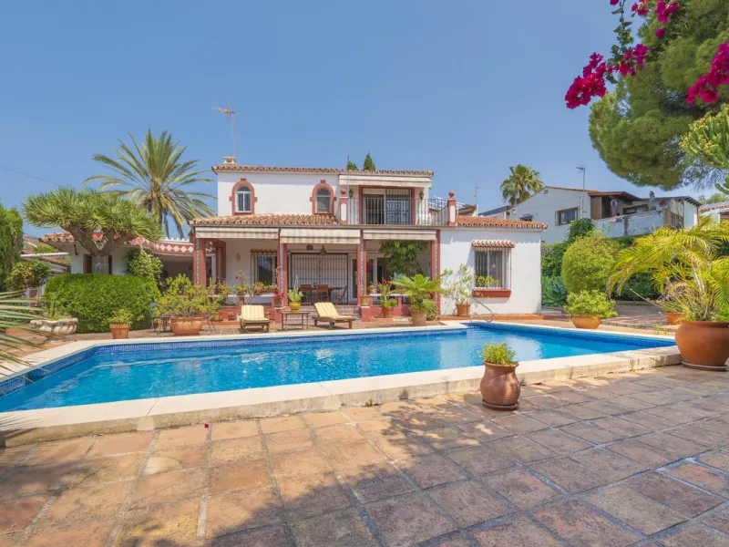 House - Detached Villa в продаже в Marbella, Málaga. В доме 3 спален и 2 ванных комнат. Площадь дома 233 м². Площадь участка 800 м²