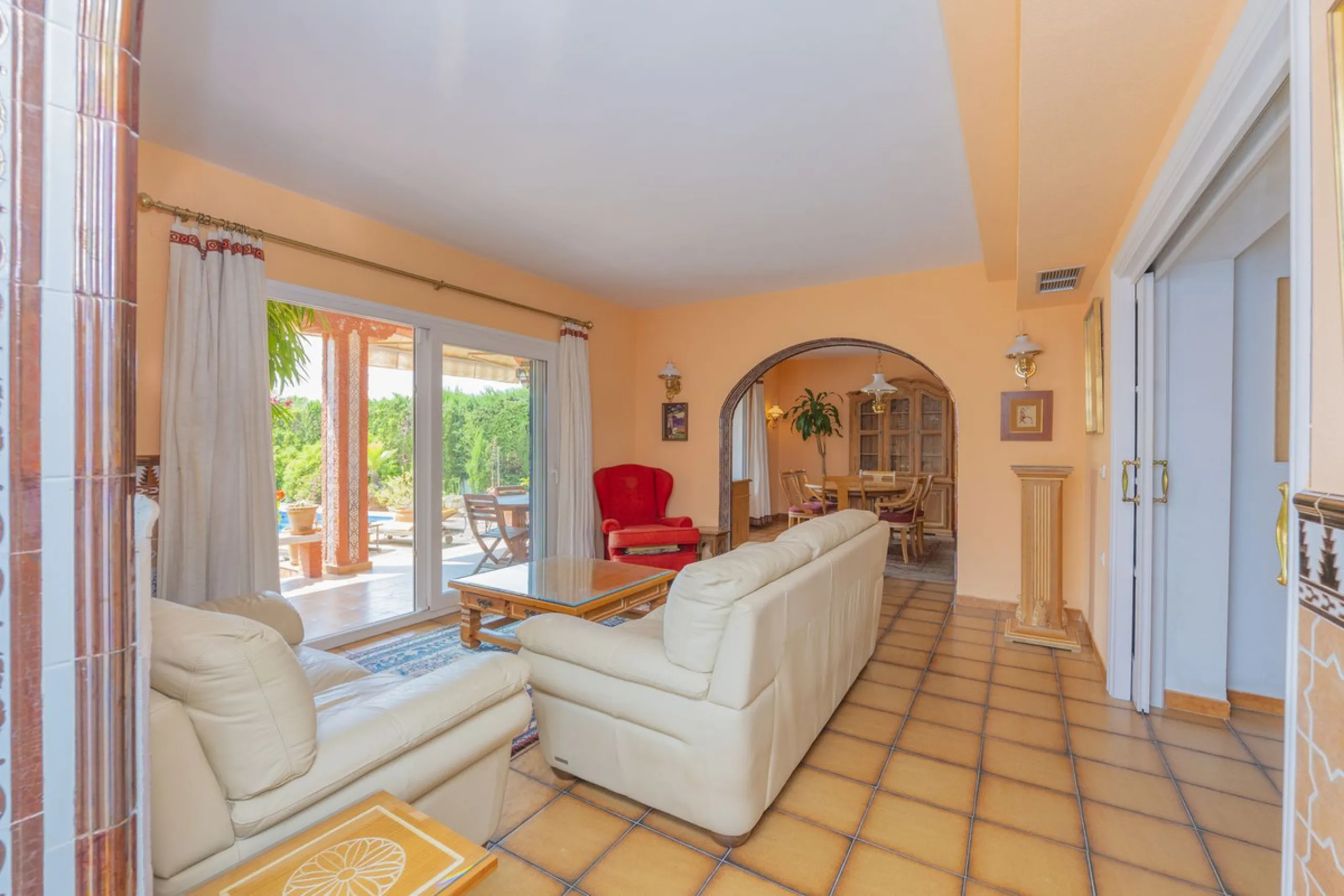 House - Detached Villa в продаже в Marbella, Málaga. В доме 3 спален и 2 ванных комнат. Площадь дома 233 м². Площадь участка 800 м²