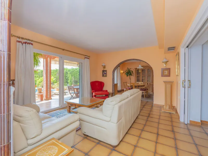 House - Detached Villa в продаже в Marbella, Málaga. В доме 3 спален и 2 ванных комнат. Площадь дома 233 м². Площадь участка 800 м²