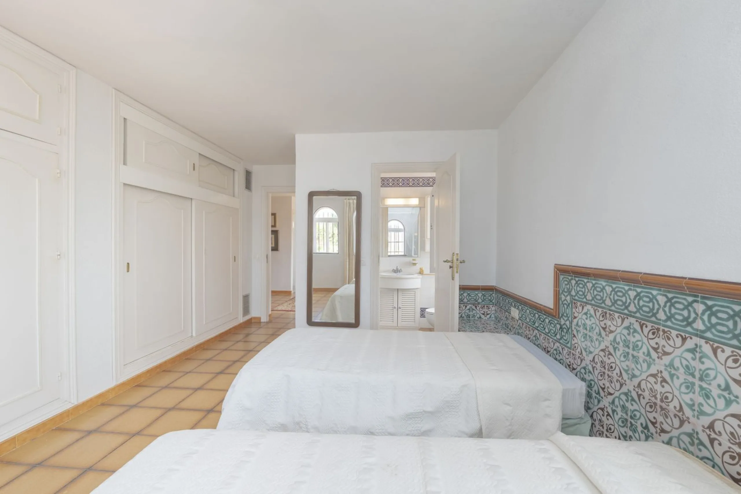 House - Detached Villa в продаже в Marbella, Málaga. В доме 3 спален и 2 ванных комнат. Площадь дома 233 м². Площадь участка 800 м²