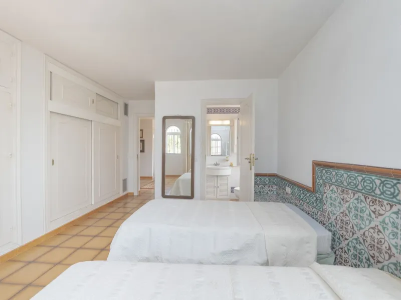 House - Detached Villa в продаже в Marbella, Málaga. В доме 3 спален и 2 ванных комнат. Площадь дома 233 м². Площадь участка 800 м²