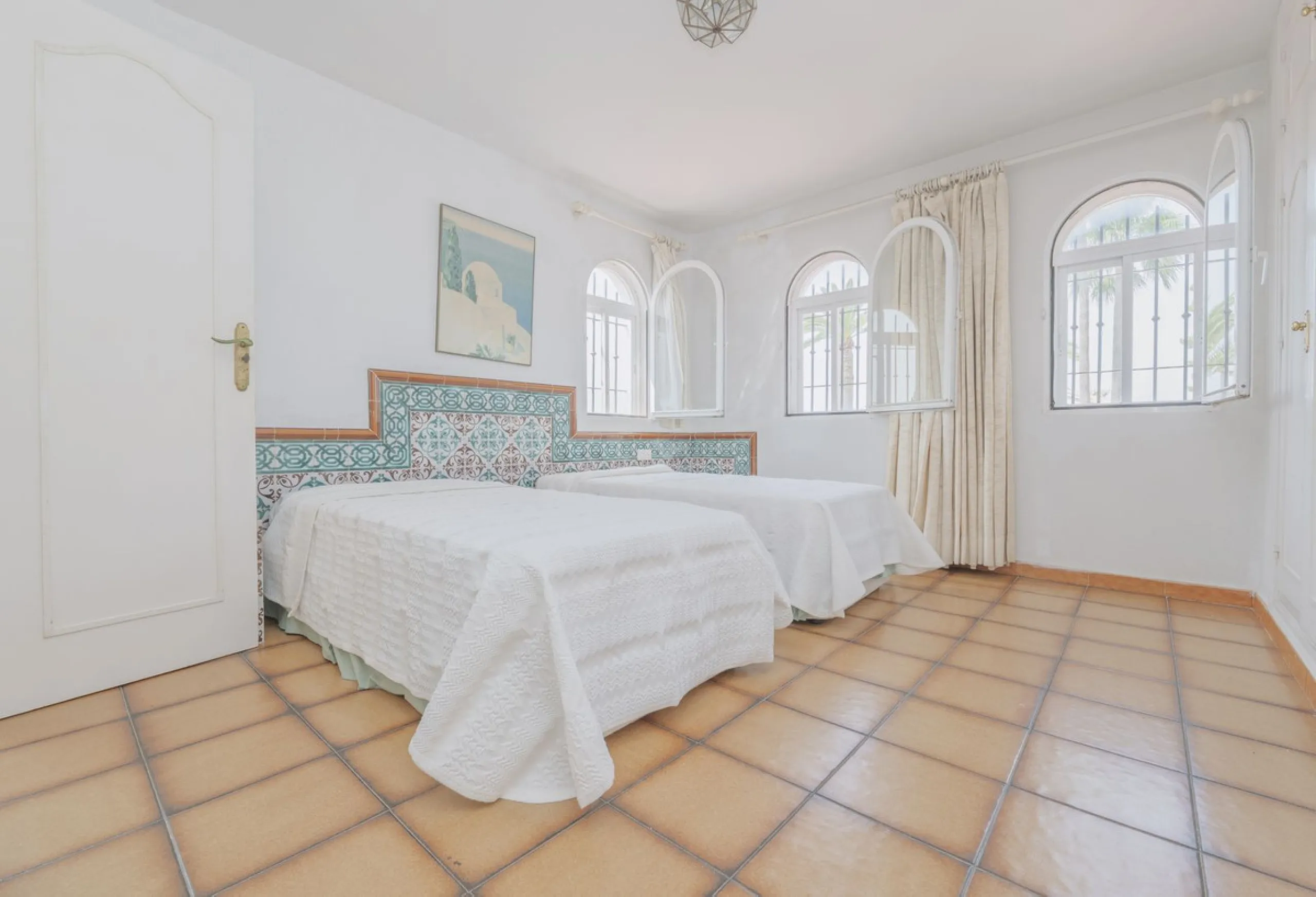 House - Detached Villa в продаже в Marbella, Málaga. В доме 3 спален и 2 ванных комнат. Площадь дома 233 м². Площадь участка 800 м²