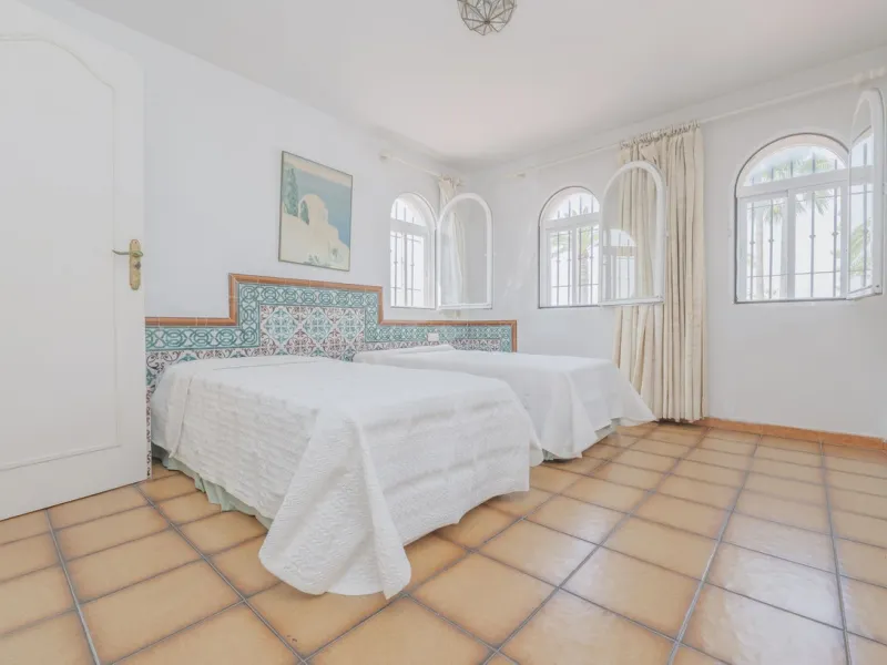 House - Detached Villa в продаже в Marbella, Málaga. В доме 3 спален и 2 ванных комнат. Площадь дома 233 м². Площадь участка 800 м²
