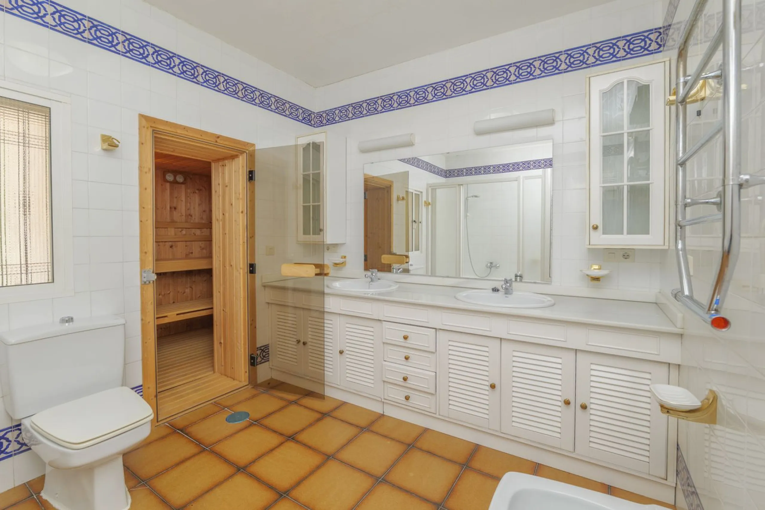 House - Detached Villa в продаже в Marbella, Málaga. В доме 3 спален и 2 ванных комнат. Площадь дома 233 м². Площадь участка 800 м²