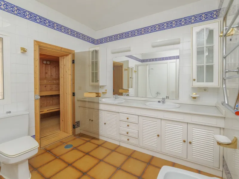 House - Detached Villa в продаже в Marbella, Málaga. В доме 3 спален и 2 ванных комнат. Площадь дома 233 м². Площадь участка 800 м²