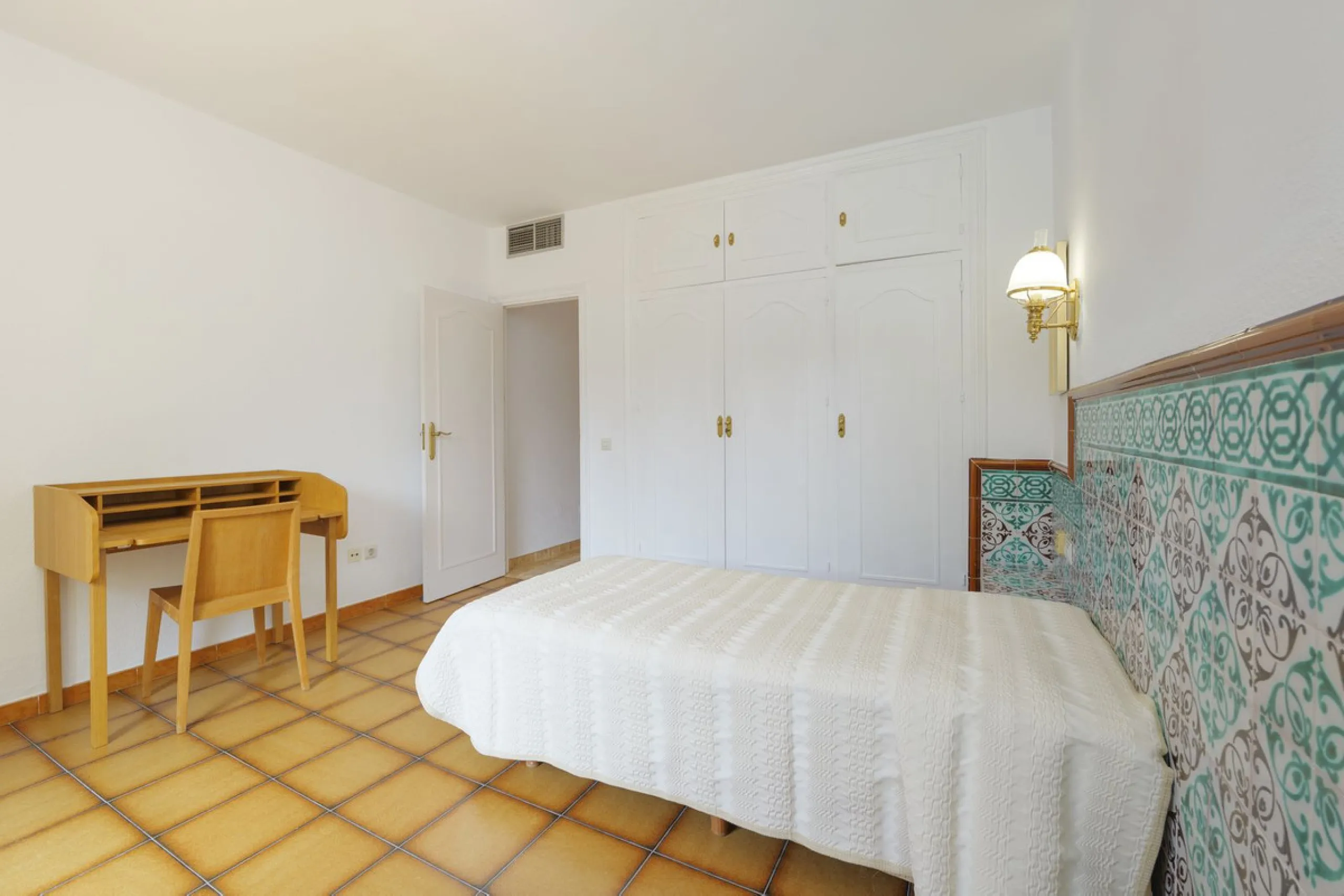 House - Detached Villa в продаже в Marbella, Málaga. В доме 3 спален и 2 ванных комнат. Площадь дома 233 м². Площадь участка 800 м²