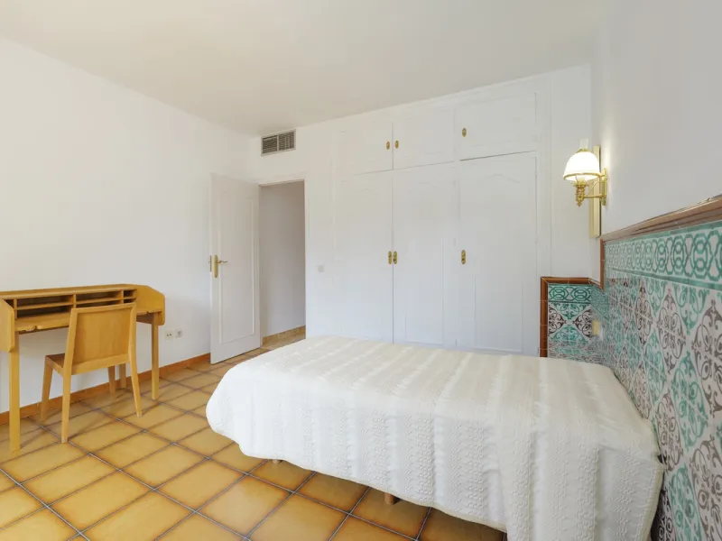 House - Detached Villa в продаже в Marbella, Málaga. В доме 3 спален и 2 ванных комнат. Площадь дома 233 м². Площадь участка 800 м²