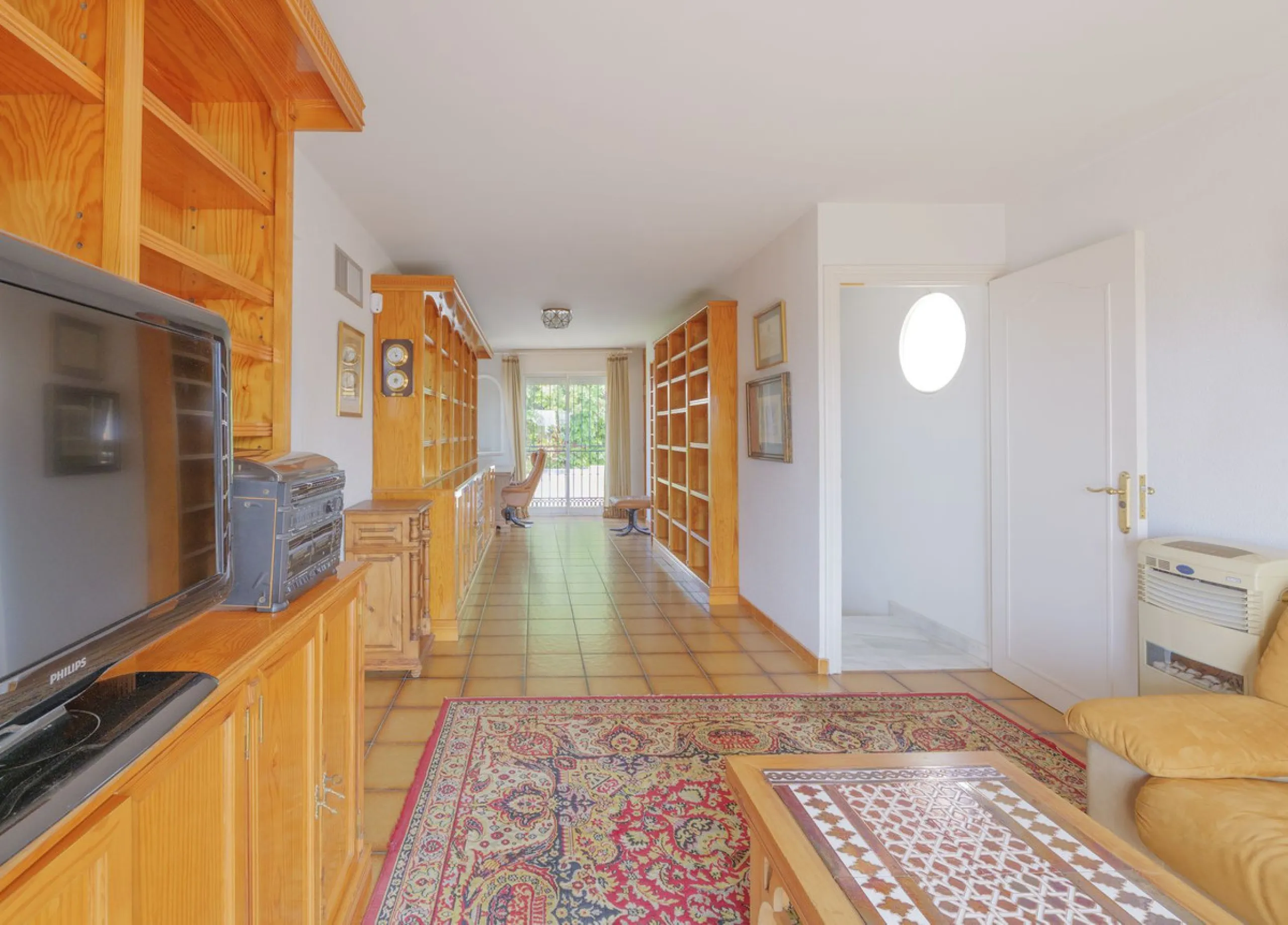 House - Detached Villa в продаже в Marbella, Málaga. В доме 3 спален и 2 ванных комнат. Площадь дома 233 м². Площадь участка 800 м²