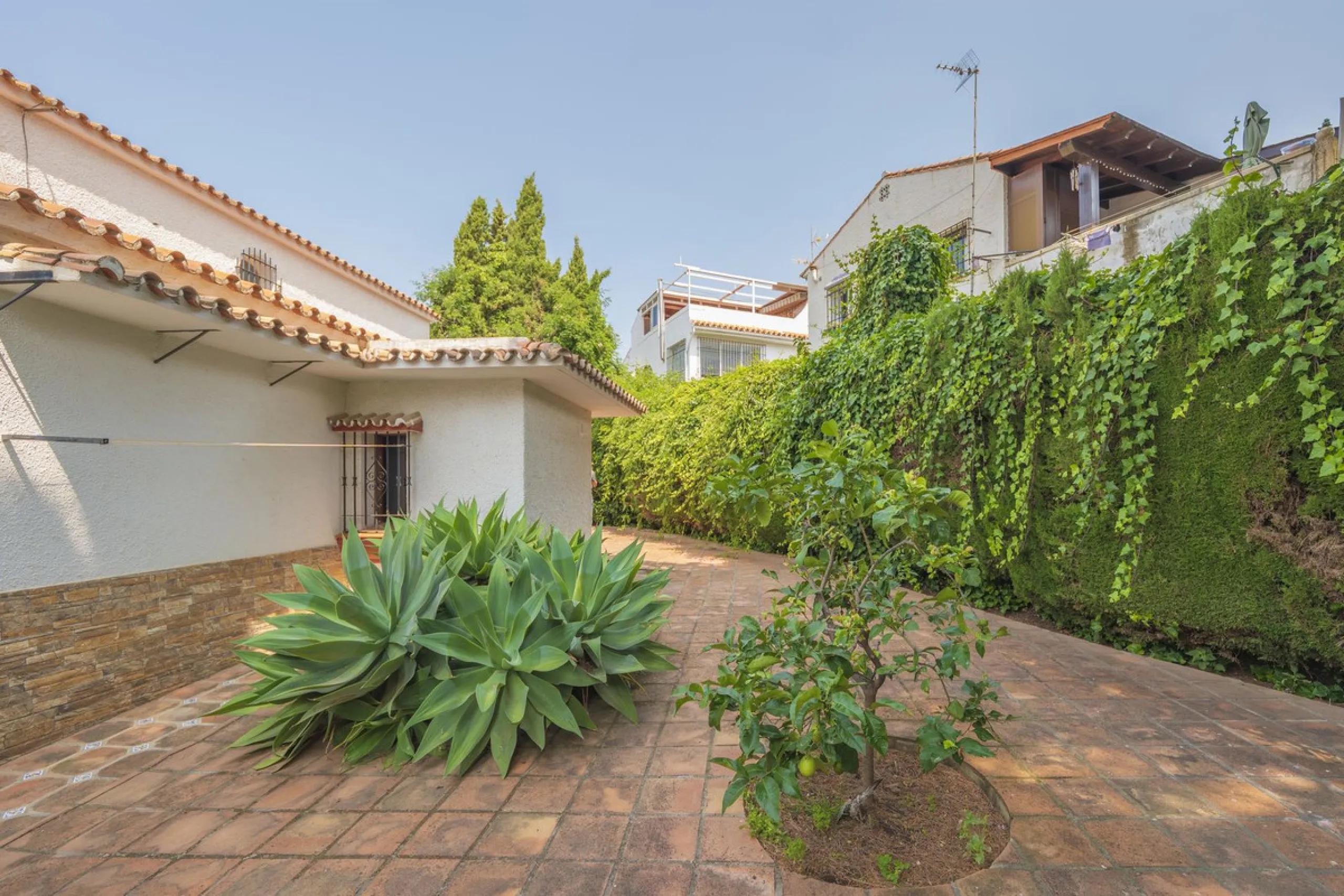 House - Detached Villa в продаже в Marbella, Málaga. В доме 3 спален и 2 ванных комнат. Площадь дома 233 м². Площадь участка 800 м²