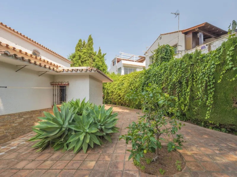 House - Detached Villa в продаже в Marbella, Málaga. В доме 3 спален и 2 ванных комнат. Площадь дома 233 м². Площадь участка 800 м²