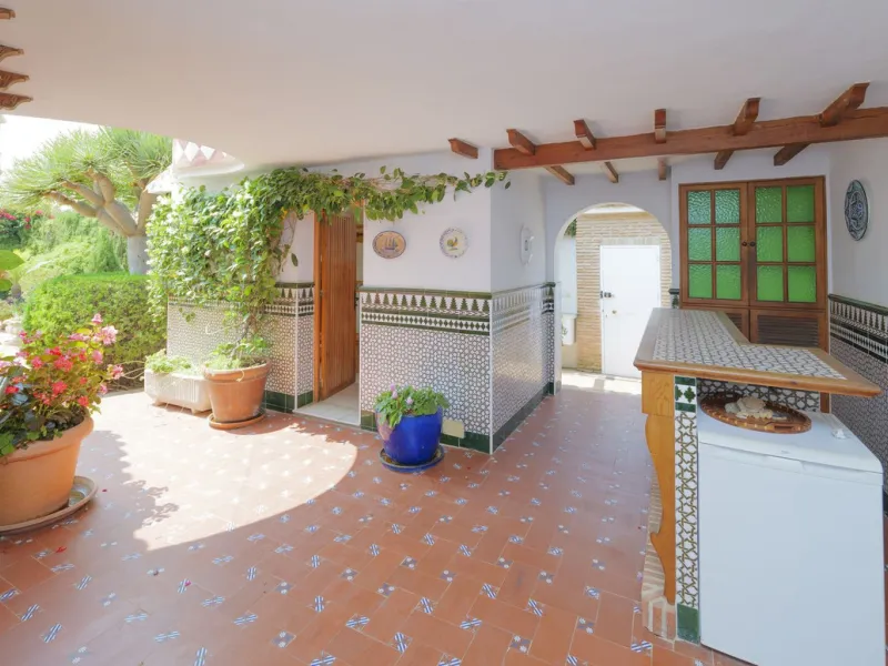 House - Detached Villa в продаже в Marbella, Málaga. В доме 3 спален и 2 ванных комнат. Площадь дома 233 м². Площадь участка 800 м²