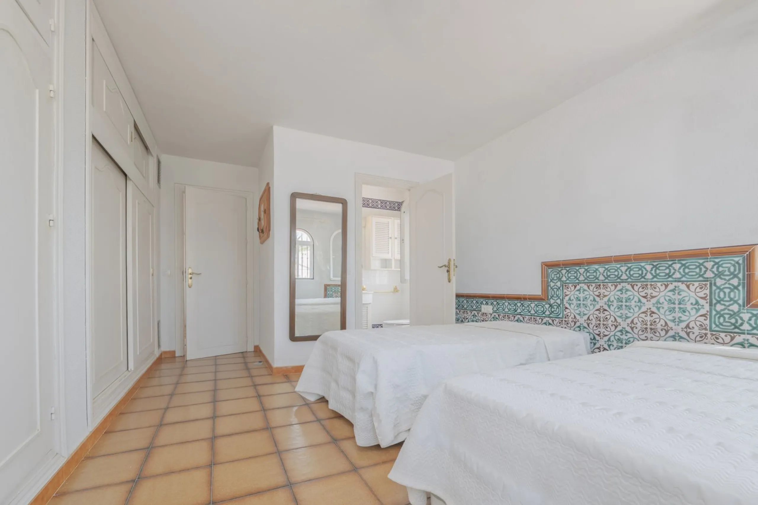 House - Detached Villa в продаже в Marbella, Málaga. В доме 3 спален и 2 ванных комнат. Площадь дома 233 м². Площадь участка 800 м²