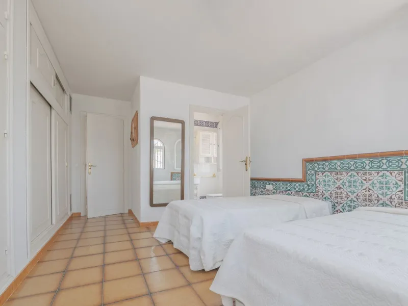 House - Detached Villa в продаже в Marbella, Málaga. В доме 3 спален и 2 ванных комнат. Площадь дома 233 м². Площадь участка 800 м²