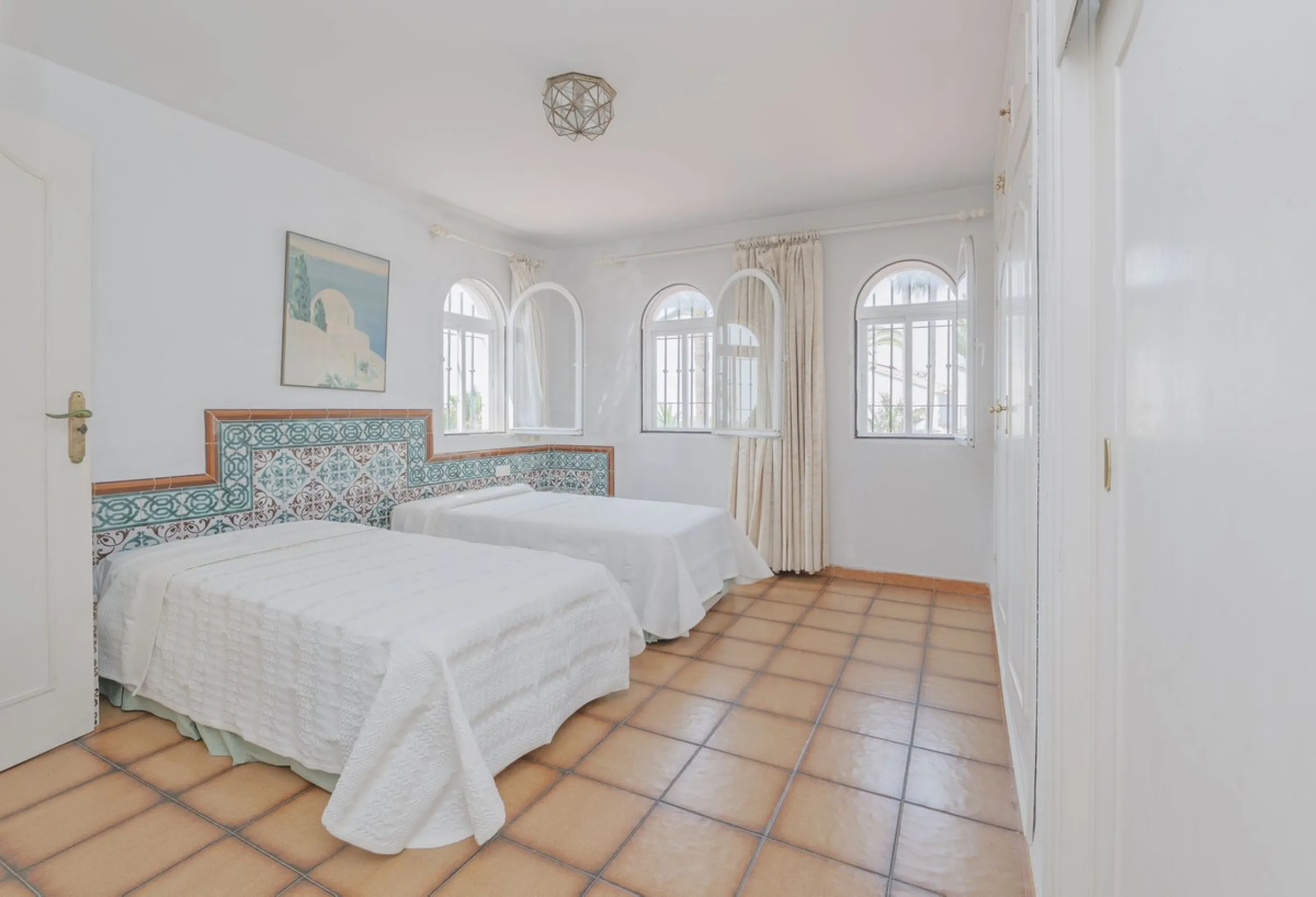 House - Detached Villa в продаже в Marbella, Málaga. В доме 3 спален и 2 ванных комнат. Площадь дома 233 м². Площадь участка 800 м²
