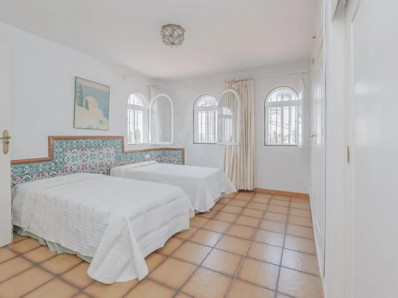 House - Detached Villa в продаже в Marbella, Málaga. В доме 3 спален и 2 ванных комнат. Площадь дома 233 м². Площадь участка 800 м²