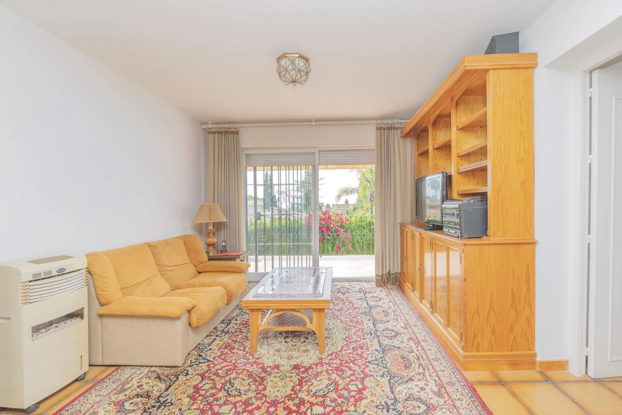 House - Detached Villa в продаже в Marbella, Málaga. В доме 3 спален и 2 ванных комнат. Площадь дома 233 м². Площадь участка 800 м²