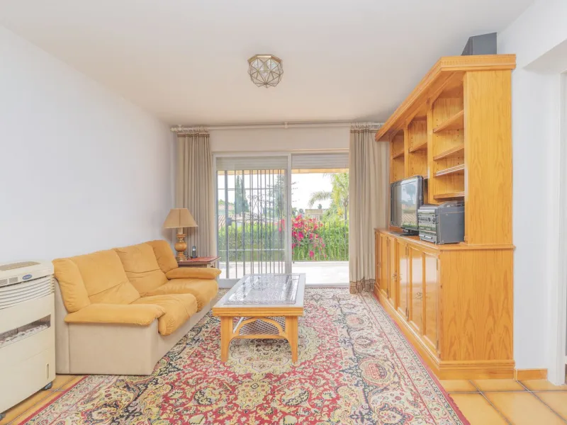 House - Detached Villa в продаже в Marbella, Málaga. В доме 3 спален и 2 ванных комнат. Площадь дома 233 м². Площадь участка 800 м²