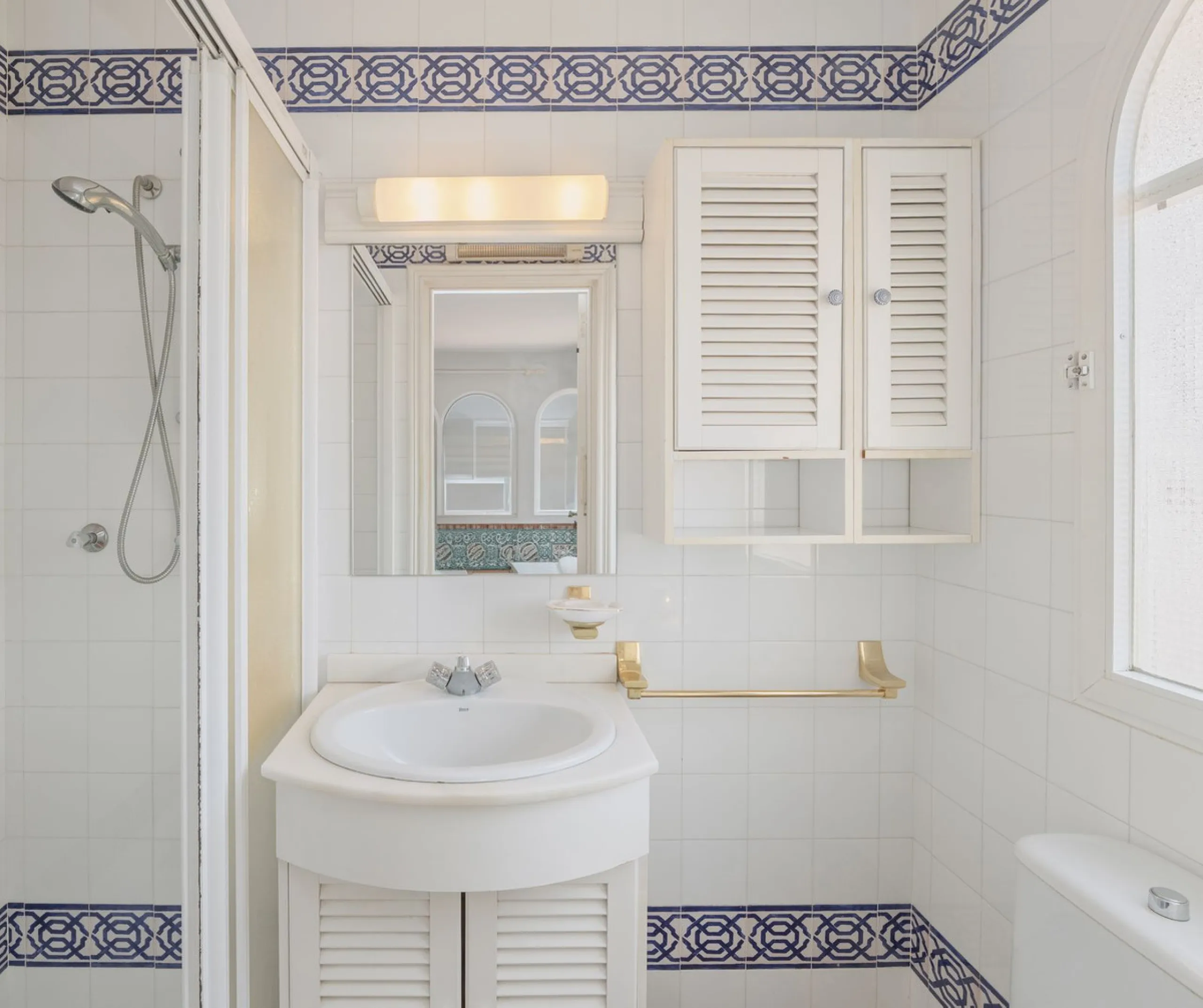 House - Detached Villa в продаже в Marbella, Málaga. В доме 3 спален и 2 ванных комнат. Площадь дома 233 м². Площадь участка 800 м²