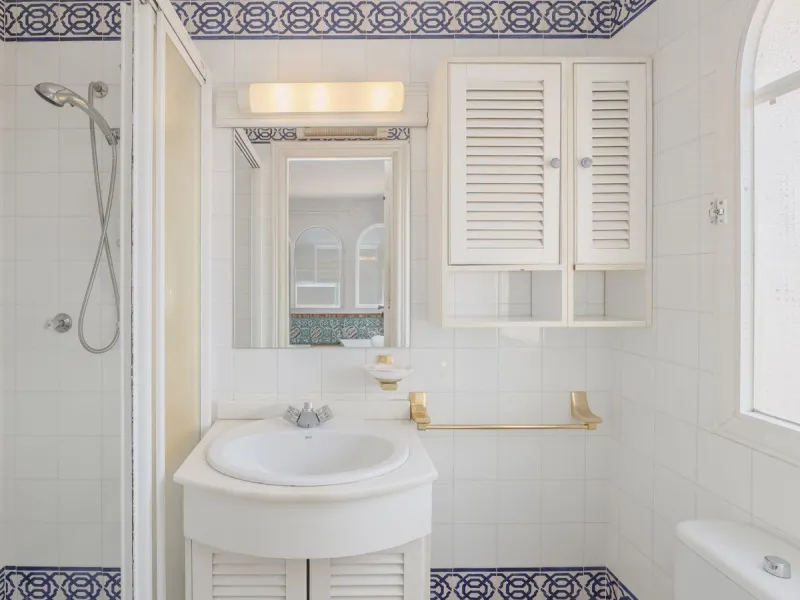 House - Detached Villa в продаже в Marbella, Málaga. В доме 3 спален и 2 ванных комнат. Площадь дома 233 м². Площадь участка 800 м²